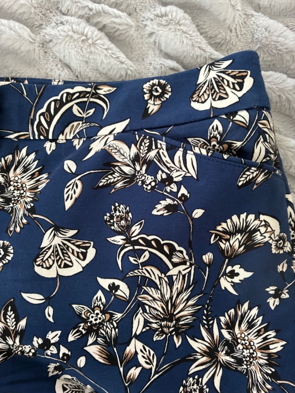 White House Black Market Floral Shorts - Size 4 - 5” Inseam Navy